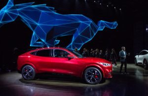 Ford exibe novas tecnologias do Mustang Mach-E e um robô de entregas na CES 2020