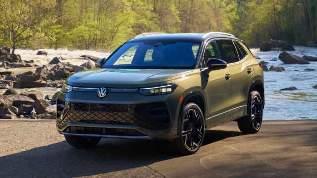 Original-19618-my26-tiguan-sel-r-line-turbo-avocado-exterior-trahan-1129_