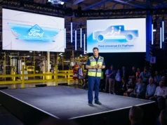 Ford anuncia picape a gasolina acessível e revisa ambições elétricas O CEO da Ford, Jim Farley, revelou planos para lançar uma picape movida a gasolina com preço acessível, marcando uma mudança estratégica significativa em relação aos ambiciosos projetos elétricos da montadora