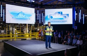 Ford anuncia picape a gasolina acessível e revisa ambições elétricas O CEO da Ford, Jim Farley, revelou planos para lançar uma picape movida a gasolina com preço acessível, marcando uma mudança estratégica significativa em relação aos ambiciosos projetos elétricos da montadora