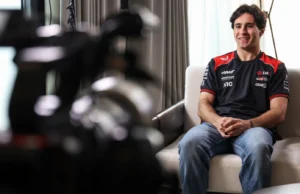 Rafael Câmara leva o Recife para a Fórmula 1 e recoloca o Brasil com dois no grid O recifense entra para o grid de 2027 no lugar de Esteban Ocon, em contrato de mais de uma temporada (Foto: HAAS)
