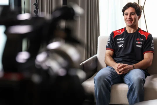 Rafael Câmara leva o Recife para a Fórmula 1 e recoloca o Brasil com dois no grid O recifense entra para o grid de 2027 no lugar de Esteban Ocon, em contrato de mais de uma temporada (Foto: HAAS)